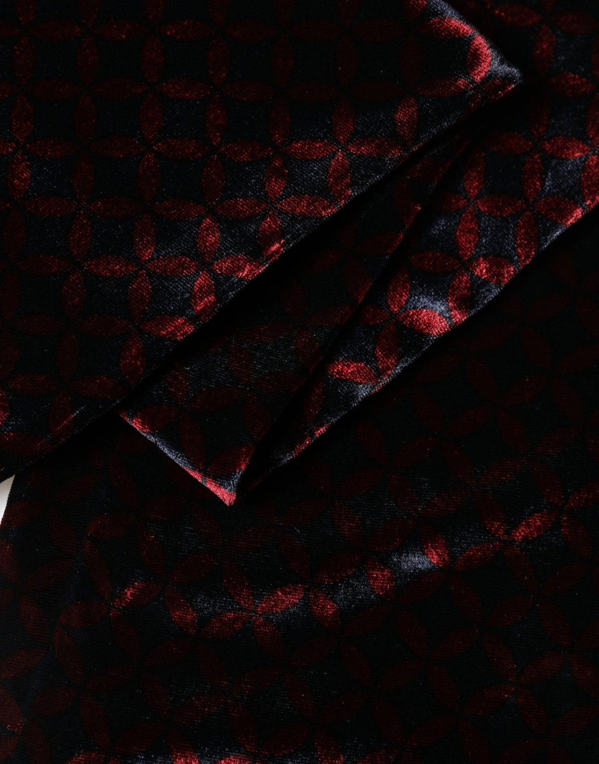 Dolce & Gabbana Black Red Rayon Geometric Pattern Fringe 140cm X 16cm Scarf