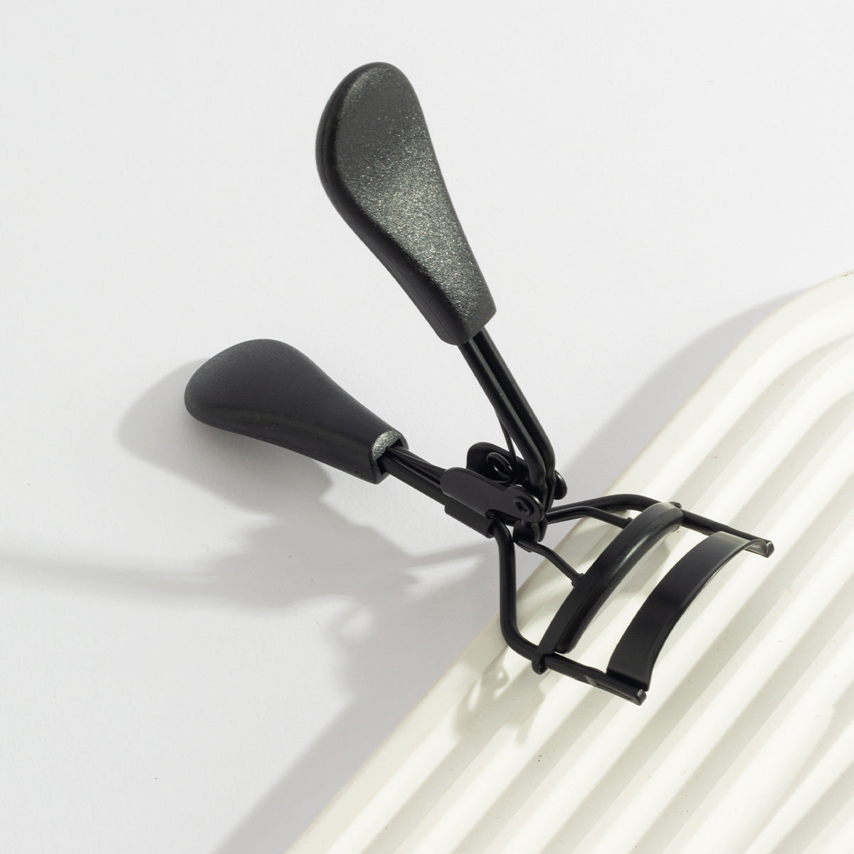 Portable Eyelash Curler for False Lashes and Makeup