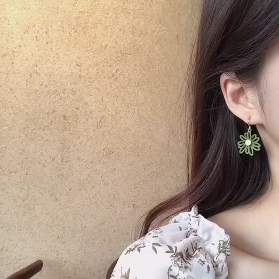 Asymmetrical Daisy Earrings - Korean Minimalist Style